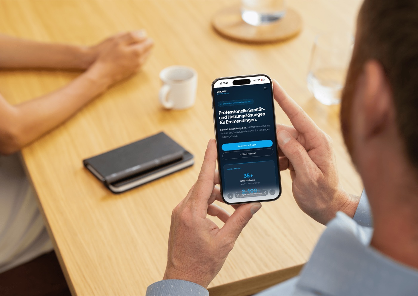 Individuelles Webdesign f&uuml;r lokale Unternehmen, auf dem Smartphone betrachtet